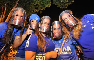 Torcedores do Cruzeiro confeccionaram mscaras com o rosto de Tinga