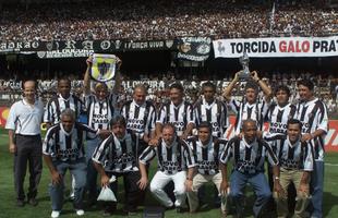 Em 2001, no aniversrio de 30 anos do ttulo de 1971, campees ganharam Galo de Prata do clube