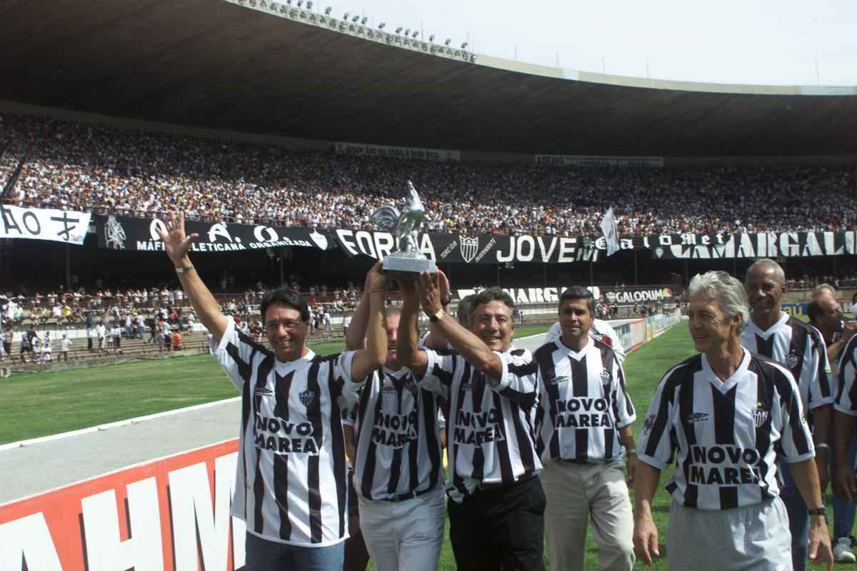 Em 2001, no aniversrio de 30 anos do ttulo de 1971, campees ganharam Galo de Prata do clube