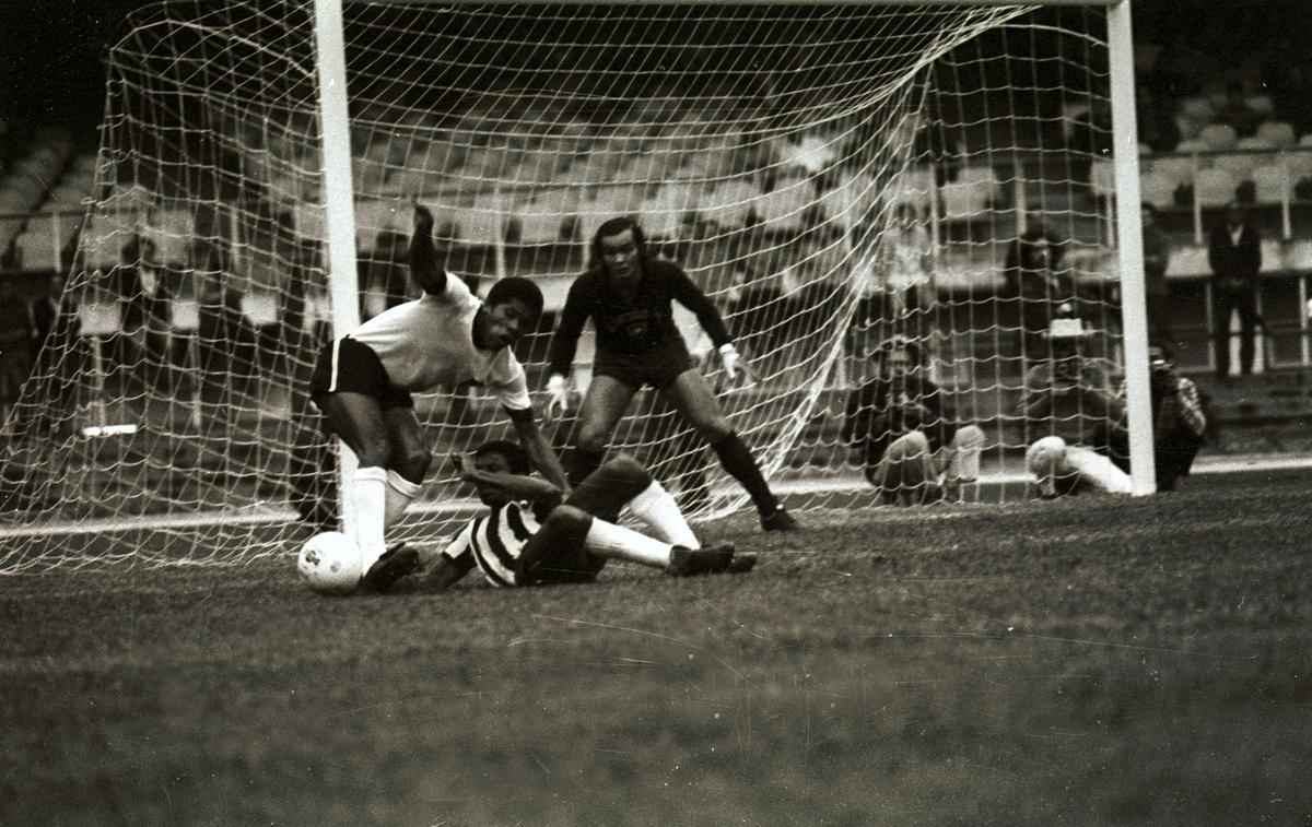 Imagens do empate por 2 a 2 entre Atltico (de branco) e Botafogo, no Mineiro, pela 1 do Brasileiro de 1971