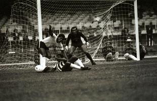 Imagens do empate por 2 a 2 entre Atltico (de branco) e Botafogo, no Mineiro, pela 1 do Brasileiro de 1971