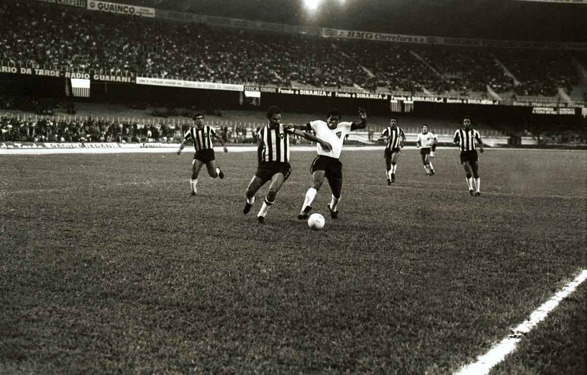 Imagens do empate por 2 a 2 entre Atltico (de branco) e Botafogo, no Mineiro, pela 1 do Brasileiro de 1971