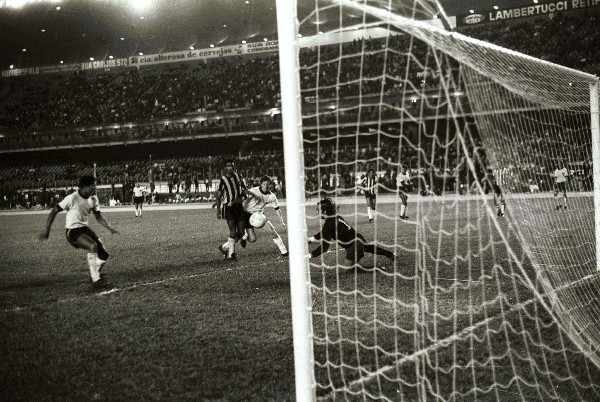 Imagens do empate por 2 a 2 entre Atltico (de branco) e Botafogo, no Mineiro, pela 1 do Brasileiro de 1971