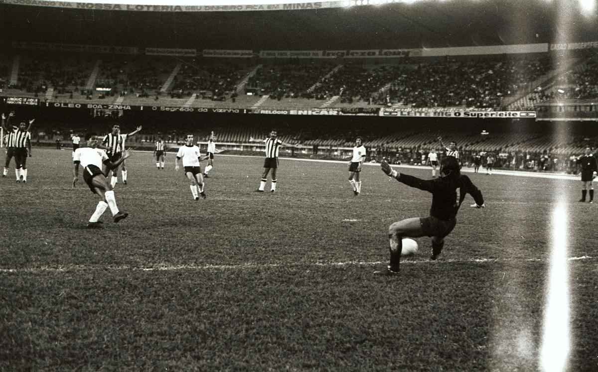 Imagens do empate por 2 a 2 entre Atltico (de branco) e Botafogo, no Mineiro, pela 1 do Brasileiro de 1971