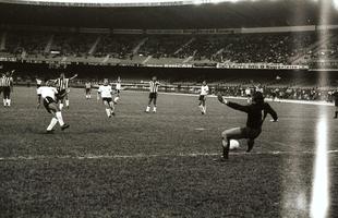 Imagens do empate por 2 a 2 entre Atltico (de branco) e Botafogo, no Mineiro, pela 1 do Brasileiro de 1971