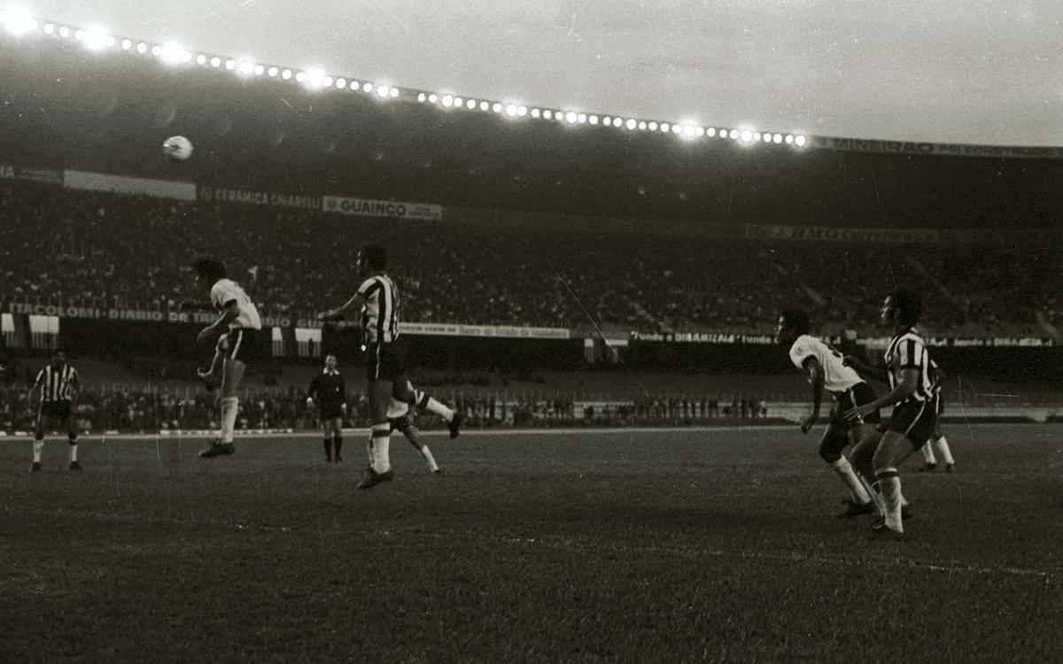 Imagens do empate por 2 a 2 entre Atltico (de branco) e Botafogo, no Mineiro, pela 1 do Brasileiro de 1971