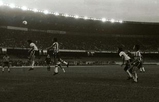 Imagens do empate por 2 a 2 entre Atltico (de branco) e Botafogo, no Mineiro, pela 1 do Brasileiro de 1971