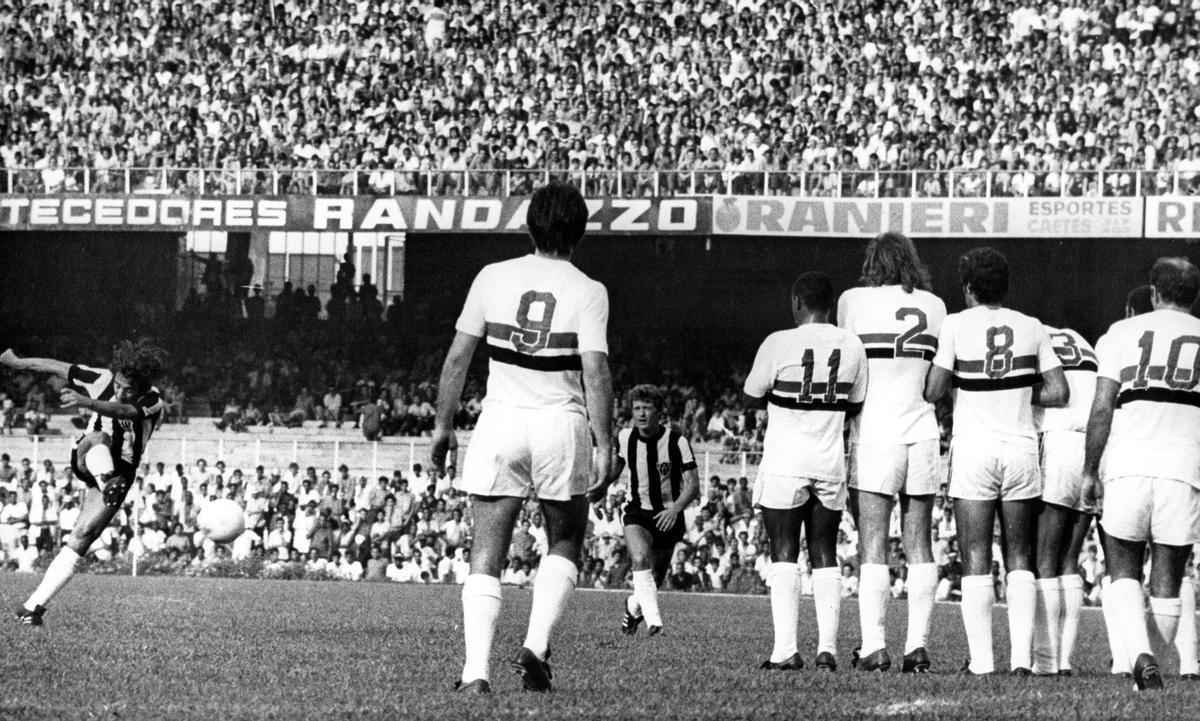 Imagens da vitria do Atltico sobre o So Paulo, por 1 a 0, no Mineiro, pelo triangular final do Brasileiro de 1971. Gol de Oldair deixou Galo perto do ttulo, que seria confirmado com triunfo sobre o Botafogo, no Rio