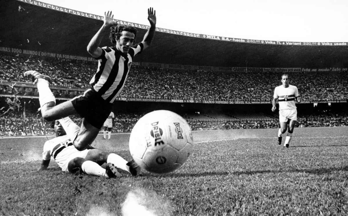 Imagens da vitria do Atltico sobre o So Paulo, por 1 a 0, no Mineiro, pelo triangular final do Brasileiro de 1971. Gol de Oldair deixou Galo perto do ttulo, que seria confirmado com triunfo sobre o Botafogo, no Rio