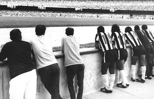 Imagens da vitória do Atlético sobre o São Paulo, por 1 a 0, no Mineirão, pelo triangular final do Brasileiro de 1971. Telê Santana, dirigentes e reservas observam a partida do banco de reservas