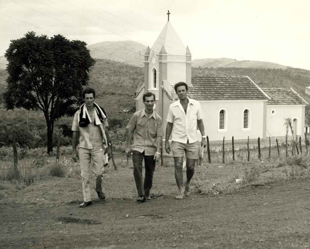 Momentos de Tel Santana na conquista do Brasileiro de 1971 pelo Atltico. Aps a confirmao do ttulo, o treinador pagou promessa e andou 67km, indo at a Igrejinha do Pires, em Congonhas-MG. Tel foi acompanhado no trajeto pelo diretor de futebol Nery Campos e por Leo Coutinho.