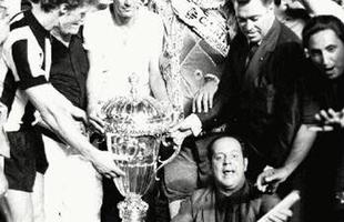Momentos de Telê Santana na conquista do Brasileiro de 1971 pelo Atlético. Comemoração do título após a vitória por 1 a 0 sobre o Botafogo no Maracanã em 19 de dezembro daquele ano