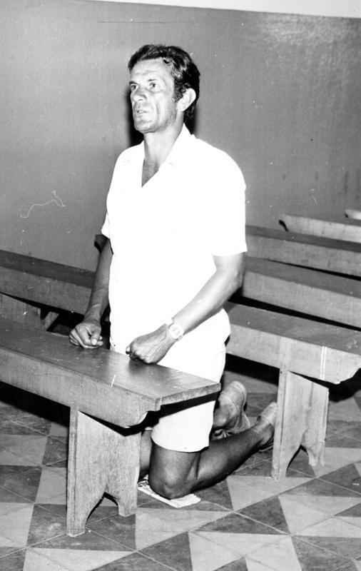 Momentos de Tel Santana na conquista do Brasileiro de 1971 pelo Atltico. Aps a confirmao do ttulo, o treinador pagou promessa e andou 67km, indo at a Igrejinha do Pires, em Congonhas-MG. Tel foi acompanhado no trajeto pelo diretor de futebol Nery Campos e por Leo Coutinho.