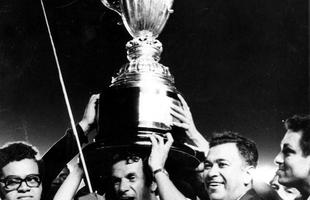 Momentos de Telê Santana na conquista do Brasileiro de 1971 pelo Atlético. Comemoração do título após a vitória por 1 a 0 sobre o Botafogo no Maracanã em 19 de dezembro daquele ano