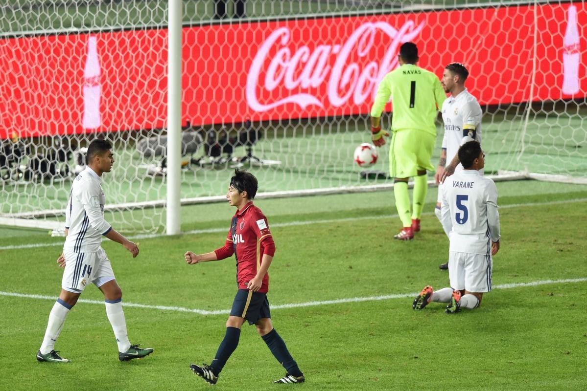 Em jogo com muitas reviravoltas, Real Madrid teve dificuldades, mas confirmou ttulo mundial. Benzema colocou espanhis na frente. Shibasaki e  Shibasaki viraram para o Kashima. Mas Cristiano Ronaldo fez trs gols, dois na prorrogao, e levou mais uma conquista para Madri