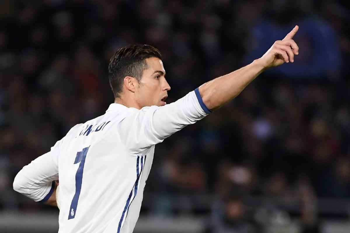 Em jogo com muitas reviravoltas, Real Madrid teve dificuldades, mas confirmou ttulo mundial. Benzema colocou espanhis na frente. Shibasaki e  Shibasaki viraram para o Kashima. Mas Cristiano Ronaldo fez trs gols, dois na prorrogao, e levou mais uma conquista para Madri