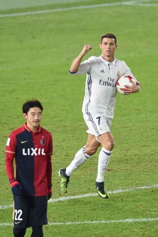 Em jogo com muitas reviravoltas, Real Madrid teve dificuldades, mas confirmou ttulo mundial. Benzema colocou espanhis na frente. Shibasaki e  Shibasaki viraram para o Kashima. Mas Cristiano Ronaldo fez trs gols, dois na prorrogao, e levou mais uma conquista para Madri