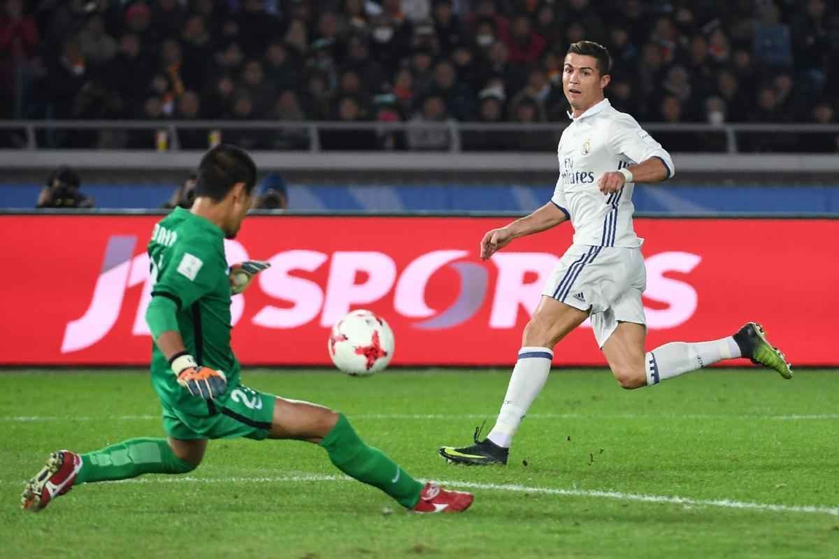 Em jogo com muitas reviravoltas, Real Madrid teve dificuldades, mas confirmou ttulo mundial. Benzema colocou espanhis na frente. Shibasaki e  Shibasaki viraram para o Kashima. Mas Cristiano Ronaldo fez trs gols, dois na prorrogao, e levou mais uma conquista para Madri