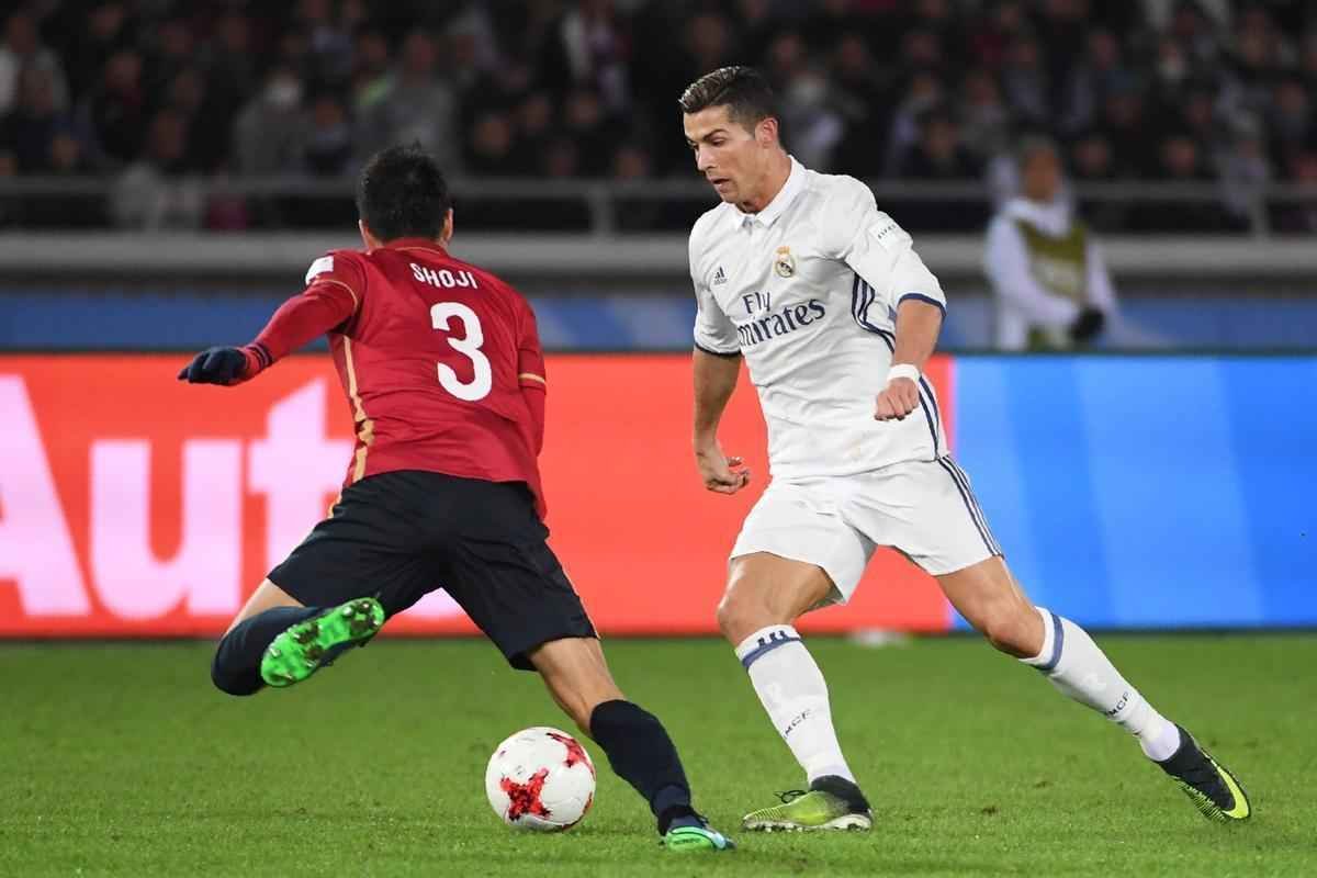 Em jogo com muitas reviravoltas, Real Madrid teve dificuldades, mas confirmou ttulo mundial. Benzema colocou espanhis na frente. Shibasaki e  Shibasaki viraram para o Kashima. Mas Cristiano Ronaldo fez trs gols, dois na prorrogao, e levou mais uma conquista para Madri