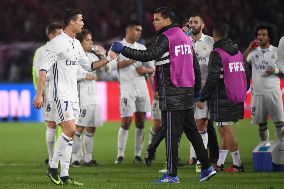Em jogo com muitas reviravoltas, Real Madrid teve dificuldades, mas confirmou ttulo mundial. Benzema colocou espanhis na frente. Shibasaki e  Shibasaki viraram para o Kashima. Mas Cristiano Ronaldo fez trs gols, dois na prorrogao, e levou mais uma conquista para Madri