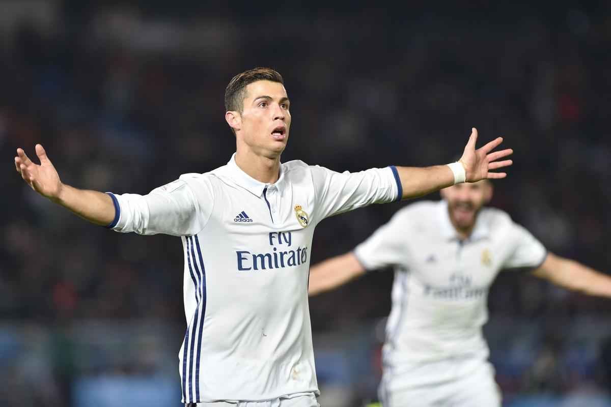 Em jogo com muitas reviravoltas, Real Madrid teve dificuldades, mas confirmou ttulo mundial. Benzema colocou espanhis na frente. Shibasaki e  Shibasaki viraram para o Kashima. Mas Cristiano Ronaldo fez trs gols, dois na prorrogao, e levou mais uma conquista para Madri