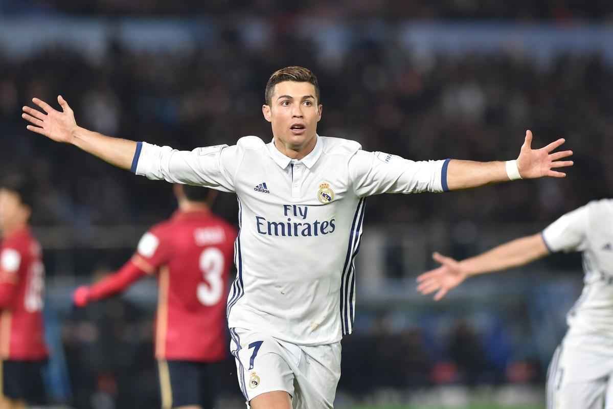 Em jogo com muitas reviravoltas, Real Madrid teve dificuldades, mas confirmou ttulo mundial. Benzema colocou espanhis na frente. Shibasaki e  Shibasaki viraram para o Kashima. Mas Cristiano Ronaldo fez trs gols, dois na prorrogao, e levou mais uma conquista para Madri