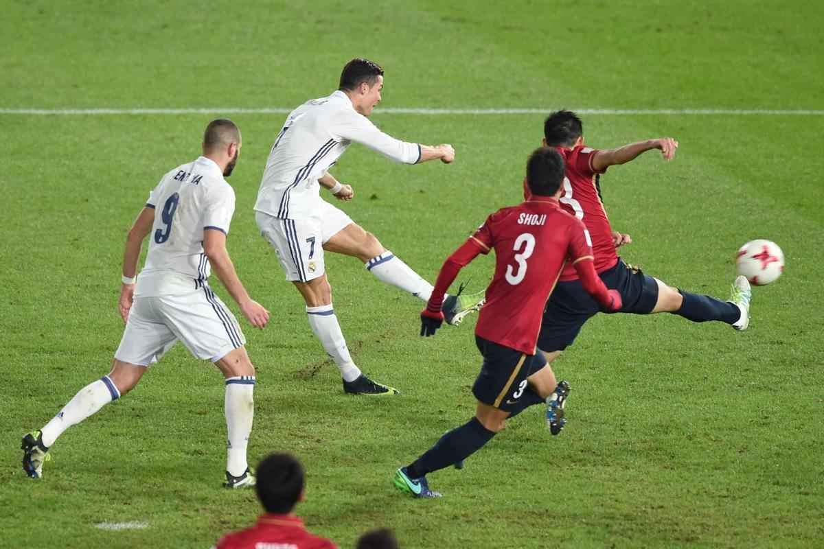 Em jogo com muitas reviravoltas, Real Madrid teve dificuldades, mas confirmou ttulo mundial. Benzema colocou espanhis na frente. Shibasaki e  Shibasaki viraram para o Kashima. Mas Cristiano Ronaldo fez trs gols, dois na prorrogao, e levou mais uma conquista para Madri