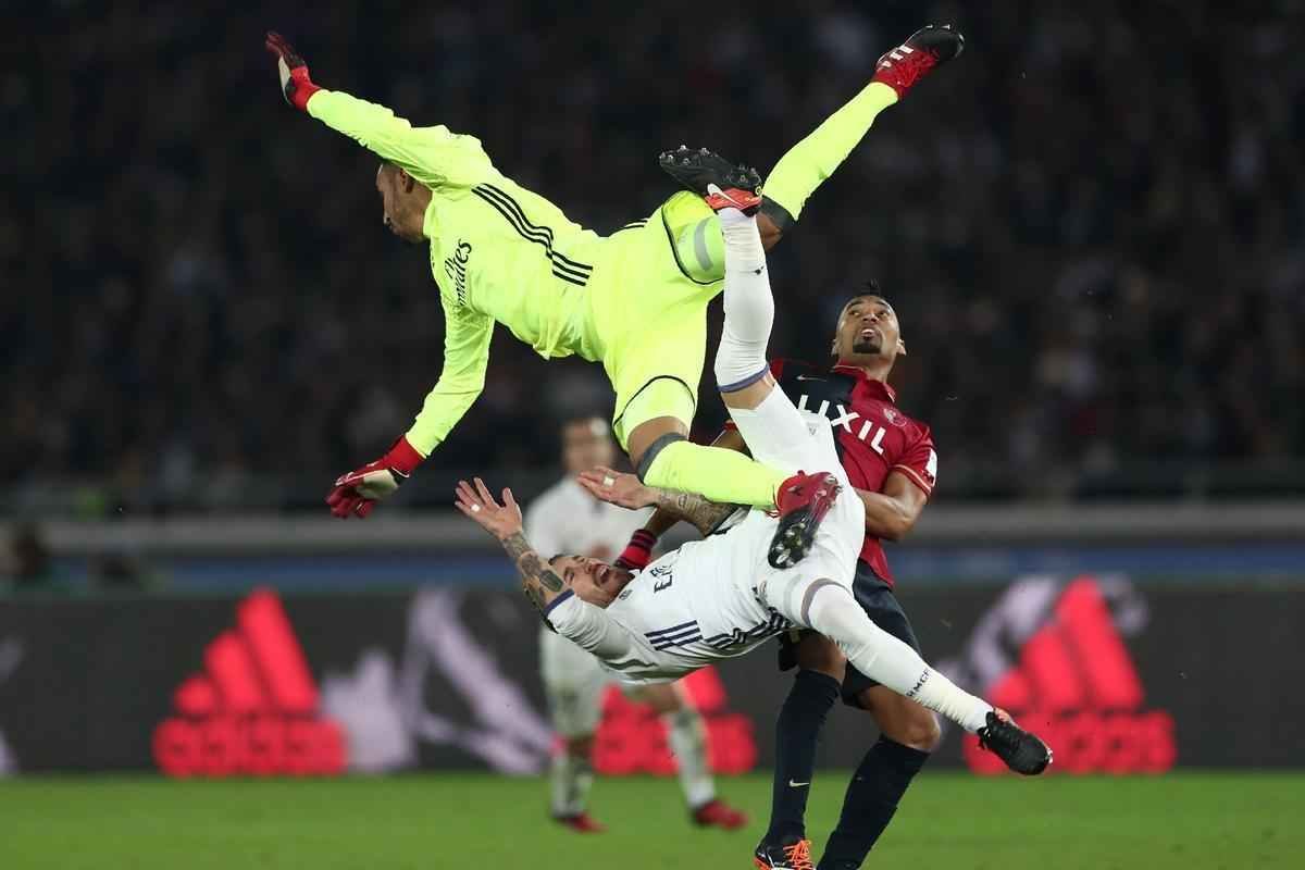 Em jogo com muitas reviravoltas, Real Madrid teve dificuldades, mas confirmou ttulo mundial. Benzema colocou espanhis na frente. Shibasaki e  Shibasaki viraram para o Kashima. Mas Cristiano Ronaldo fez trs gols, dois na prorrogao, e levou mais uma conquista para Madri