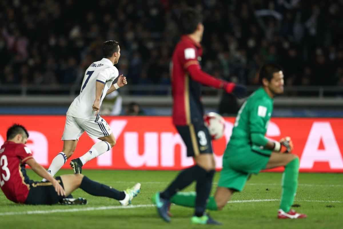 Em jogo com muitas reviravoltas, Real Madrid teve dificuldades, mas confirmou ttulo mundial. Benzema colocou espanhis na frente. Shibasaki e  Shibasaki viraram para o Kashima. Mas Cristiano Ronaldo fez trs gols, dois na prorrogao, e levou mais uma conquista para Madri