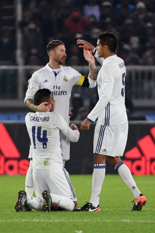 Em jogo com muitas reviravoltas, Real Madrid teve dificuldades, mas confirmou ttulo mundial. Benzema colocou espanhis na frente. Shibasaki e  Shibasaki viraram para o Kashima. Mas Cristiano Ronaldo fez trs gols, dois na prorrogao, e levou mais uma conquista para Madri