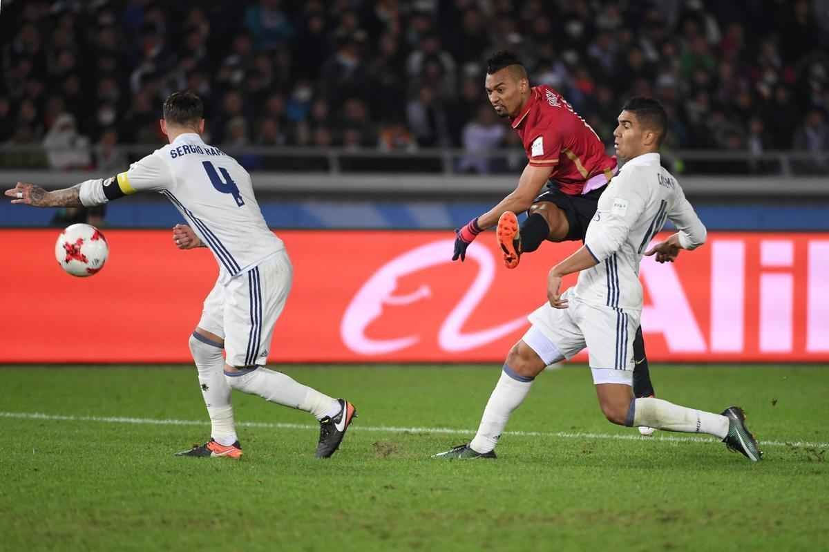 Em jogo com muitas reviravoltas, Real Madrid teve dificuldades, mas confirmou ttulo mundial. Benzema colocou espanhis na frente. Shibasaki e  Shibasaki viraram para o Kashima. Mas Cristiano Ronaldo fez trs gols, dois na prorrogao, e levou mais uma conquista para Madri