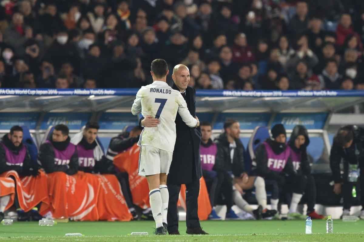 Em jogo com muitas reviravoltas, Real Madrid teve dificuldades, mas confirmou ttulo mundial. Benzema colocou espanhis na frente. Shibasaki e  Shibasaki viraram para o Kashima. Mas Cristiano Ronaldo fez trs gols, dois na prorrogao, e levou mais uma conquista para Madri
