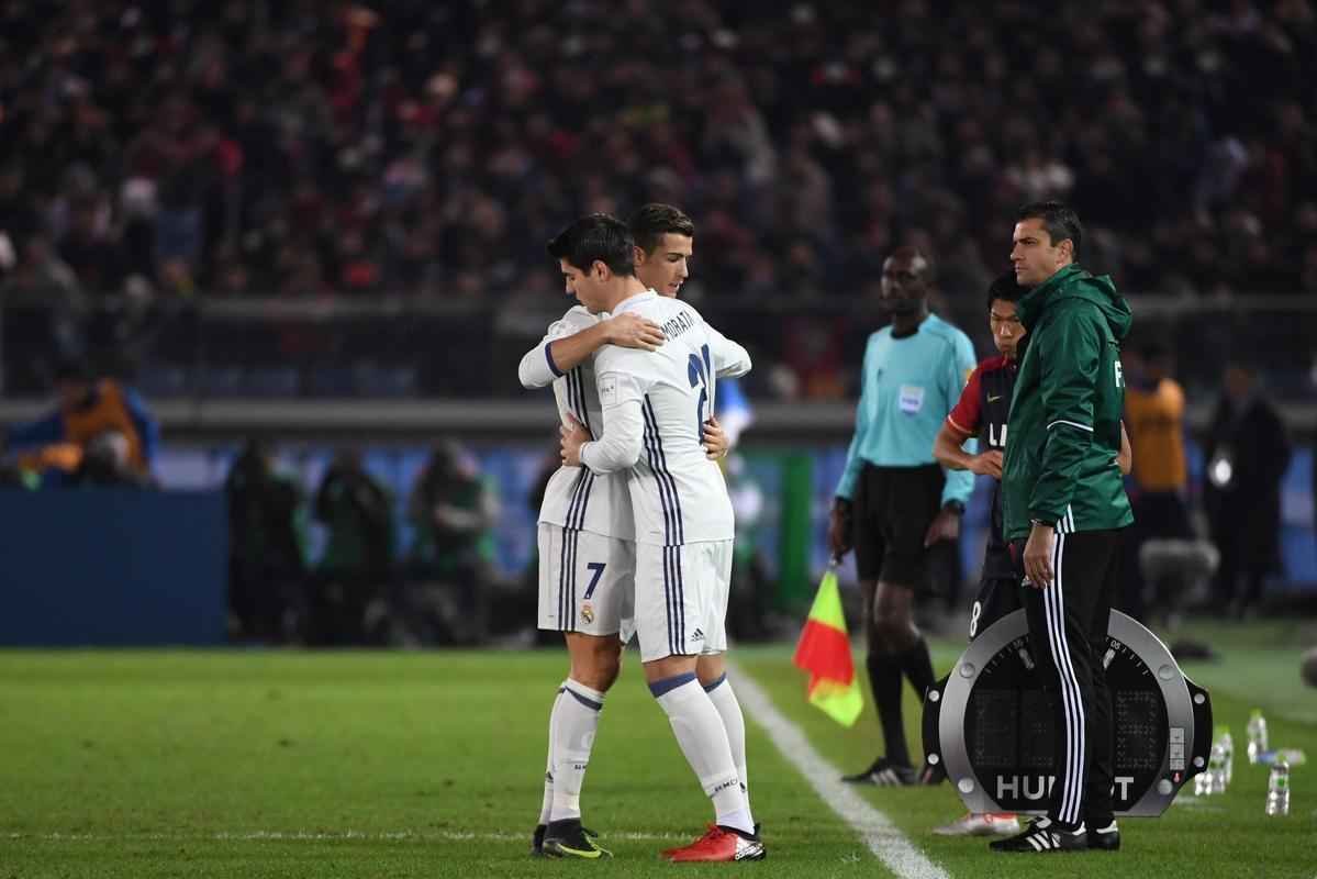 Em jogo com muitas reviravoltas, Real Madrid teve dificuldades, mas confirmou ttulo mundial. Benzema colocou espanhis na frente. Shibasaki e  Shibasaki viraram para o Kashima. Mas Cristiano Ronaldo fez trs gols, dois na prorrogao, e levou mais uma conquista para Madri