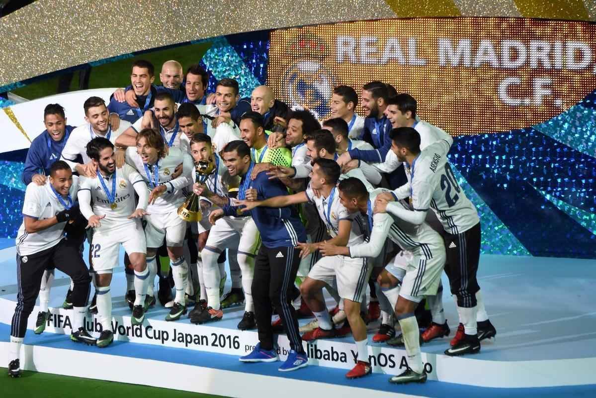 Comemorao do Real Madrid com mais um ttulo. Clube espanhol chegou ao quinto mundial ao derrotar o Kashima Antlers por 4 a 2, neste domingo, no Japo. Os anteriores foram em 1960 (sobre o Pearol-URU); 1998 (sobre o Vasco); 2002 (sobre o Olimpia-PAR) e 2014 (sobre o San Lorenzo-ARG)