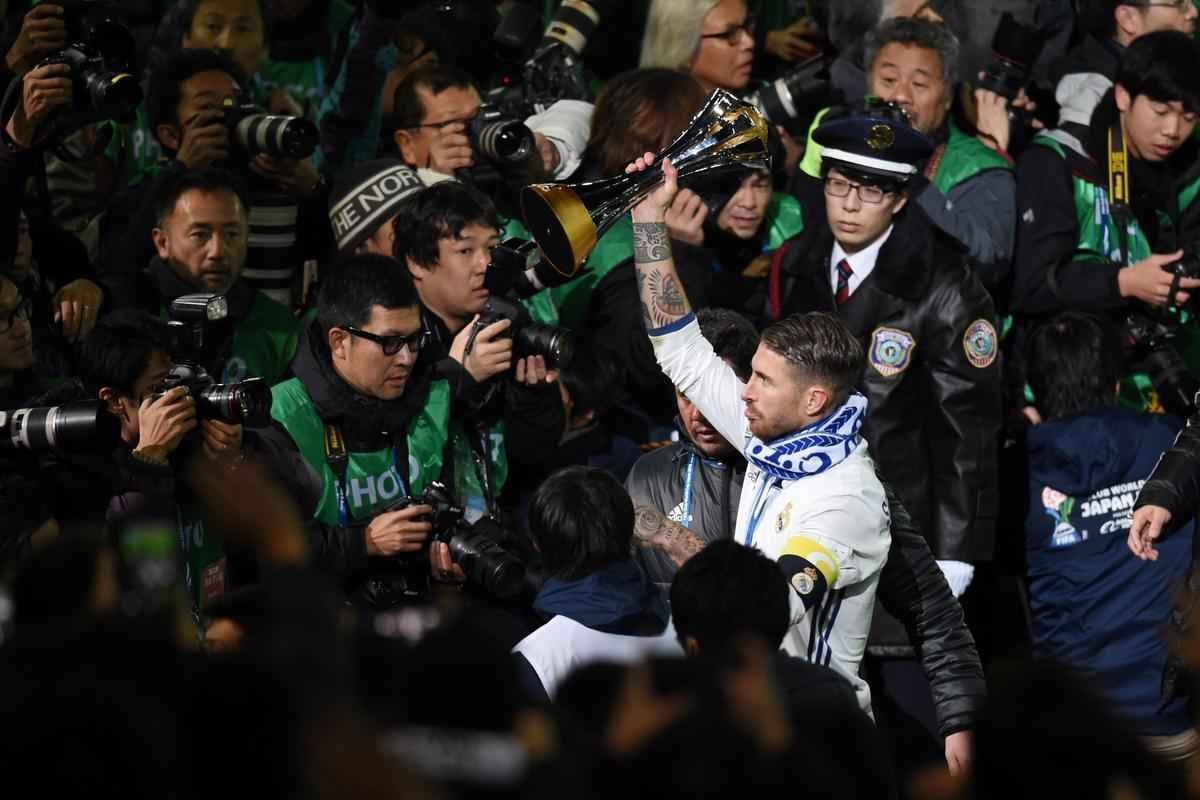 Comemorao do Real Madrid com mais um ttulo. Clube espanhol chegou ao quinto mundial ao derrotar o Kashima Antlers por 4 a 2, neste domingo, no Japo. Os anteriores foram em 1960 (sobre o Pearol-URU); 1998 (sobre o Vasco); 2002 (sobre o Olimpia-PAR) e 2014 (sobre o San Lorenzo-ARG)