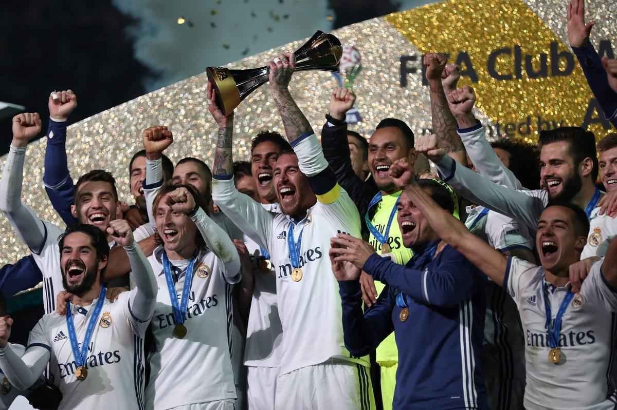 Comemorao do Real Madrid com mais um ttulo. Clube espanhol chegou ao quinto mundial ao derrotar o Kashima Antlers por 4 a 2, neste domingo, no Japo. Os anteriores foram em 1960 (sobre o Pearol-URU); 1998 (sobre o Vasco); 2002 (sobre o Olimpia-PAR) e 2014 (sobre o San Lorenzo-ARG)