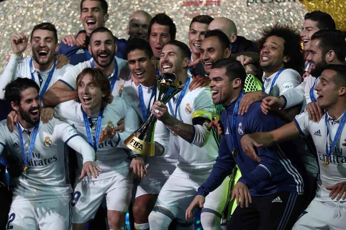 Comemorao do Real Madrid com mais um ttulo. Clube espanhol chegou ao quinto mundial ao derrotar o Kashima Antlers por 4 a 2, neste domingo, no Japo. Os anteriores foram em 1960 (sobre o Pearol-URU); 1998 (sobre o Vasco); 2002 (sobre o Olimpia-PAR) e 2014 (sobre o San Lorenzo-ARG)