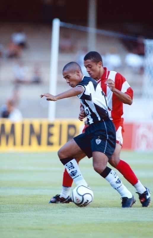 Irnio - Revelado pelo Amrica em 1996, o meia ficou no Alviverde at 2000, quando se transferiu para o Atltico. Pelo Galo, o jogador fez 29 partidas e marcou um gol.