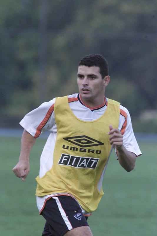 Tucho - Tucho era jogador do Amrica em 2003 e, quando defendia o Santa Clara, de Portugal, foi contratado pelo Atltico por emprstimo. Ele ficou no Galo at o fim de 2004 e ficou marcado por ter feito trs gols contra o Cruzeiro, no Mineiro, em vitria alvinegra por 5 a 3 na disputa do Campeonato Mineiro. Em 61 jogos com a camisa alvinegra, marcou 11 gols.