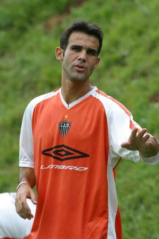 Adriano - Revelado pelo Amrica em 2001, Adriano foi contratado pelo Atltico em 2004, ficando no clube at meados de 2005. No Galo, o zagueiro cometeu muitas falhas, marcou gol contra e  considerado pela torcida um dos culpados pela queda do time na Srie A de 2005. Ele atuou 58 vezes pelo clube.