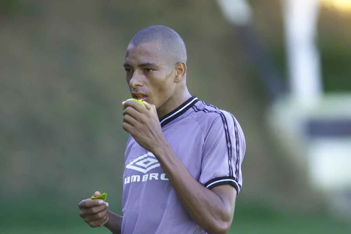 Gilberto Silva - O jogador deixou o Amrica em 1999 e foi para o Atltico. Pelo Galo, conquistou o Campeonato Mineiro de 2000. Em 2002, foi convocado para a disputa da Copa do Mundo e participou de todos os jogos da conquista do penta. Aps o Mundial, deixou o Alvinegro e foi para o Arsenal.