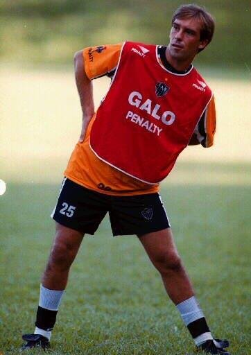 Paulo Baier - Ainda como lateral-direito, Paulo Baier jogou no Atltico em 1998. Depois de passar pelo Botafogo, vestiu a camisa do Amrica em 2000 e ficou at meados de 2001, quando voltou para o Galo. Com a camisa alvinegra, o jogador fez 43 jogos e marcou 3 gols.
