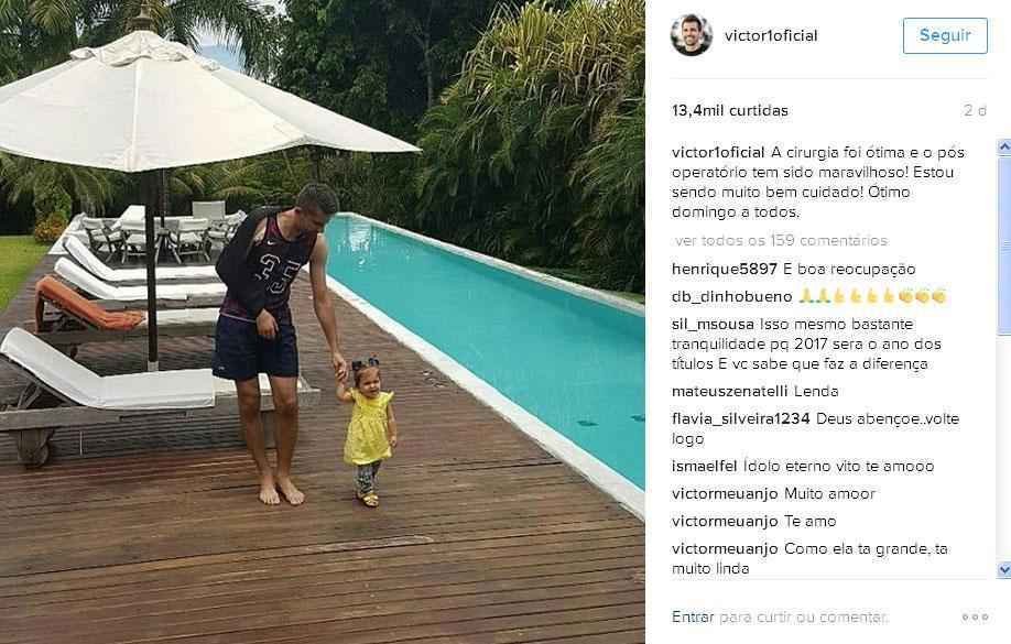 Victor se recupera da cirurgia com a filha 