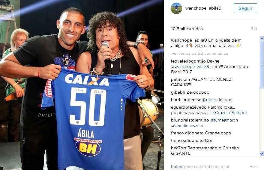 bila no esquece a camisa celeste ao lado do dolo La Mona