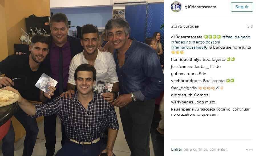 Arrascaeta est no Uruguai aproveitando os amigos. Gino tambm curte os momentos na terra natal