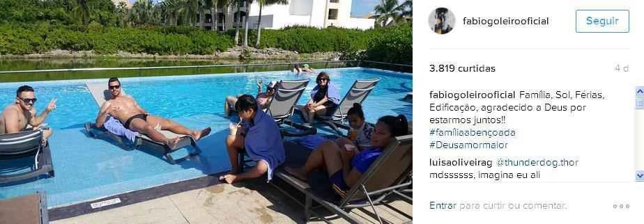 Fbio aproveita o sol forte na praia com a famlia