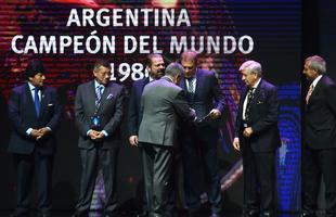 Cerimnia em Luque, no Paraguai, foi marcada por homenagens  Chapecoense, que ganhou taa com Atltico Nacional, e aos 30 anos do segundo ttulo mundial da Seleo Argentina 
