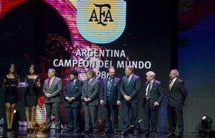 Cerimnia em Luque, no Paraguai, foi marcada por homenagens  Chapecoense, que ganhou taa com Atltico Nacional, e aos 30 anos do segundo ttulo mundial da Seleo Argentina 