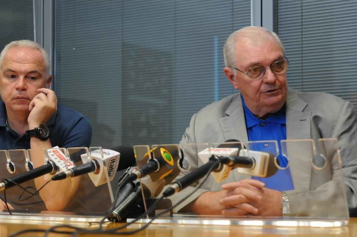 Gilvan de Pinho Tavares concede entrevista coletiva na sede do Cruzeiro