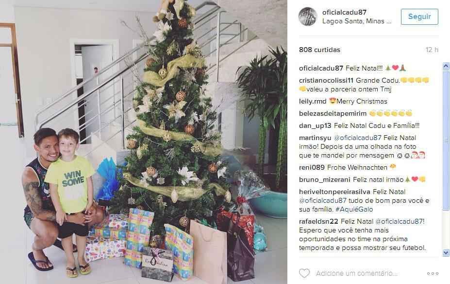 Carlos Eduardo postou uma foto com o filho